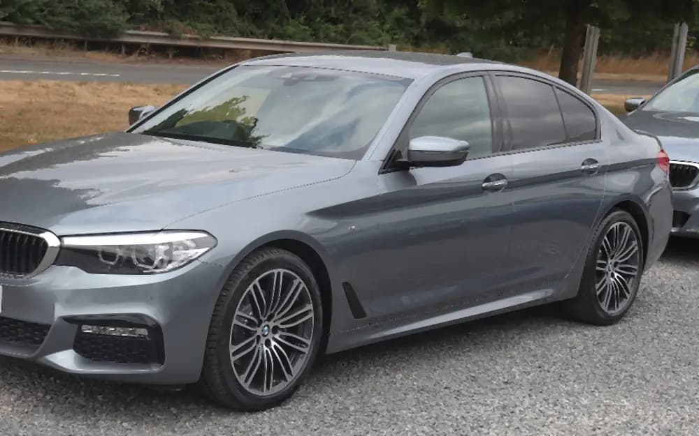 BMW 5 seriya (G30), ön-yan görünüş