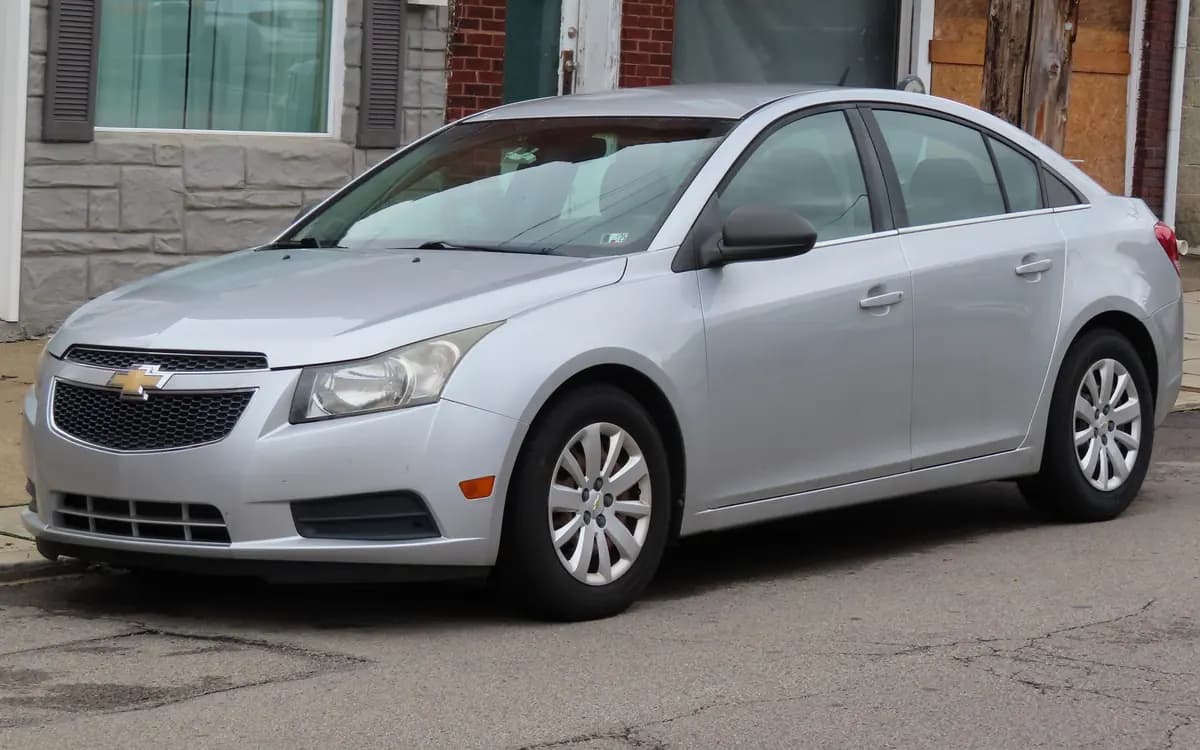 Chevrolet Cruze sedan (J300), ön-yan görünüş