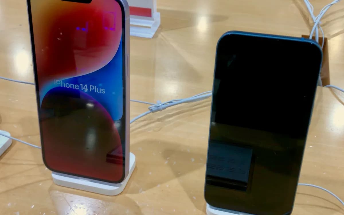 iPhone 14 və iPhone 14 Plus vitrində
