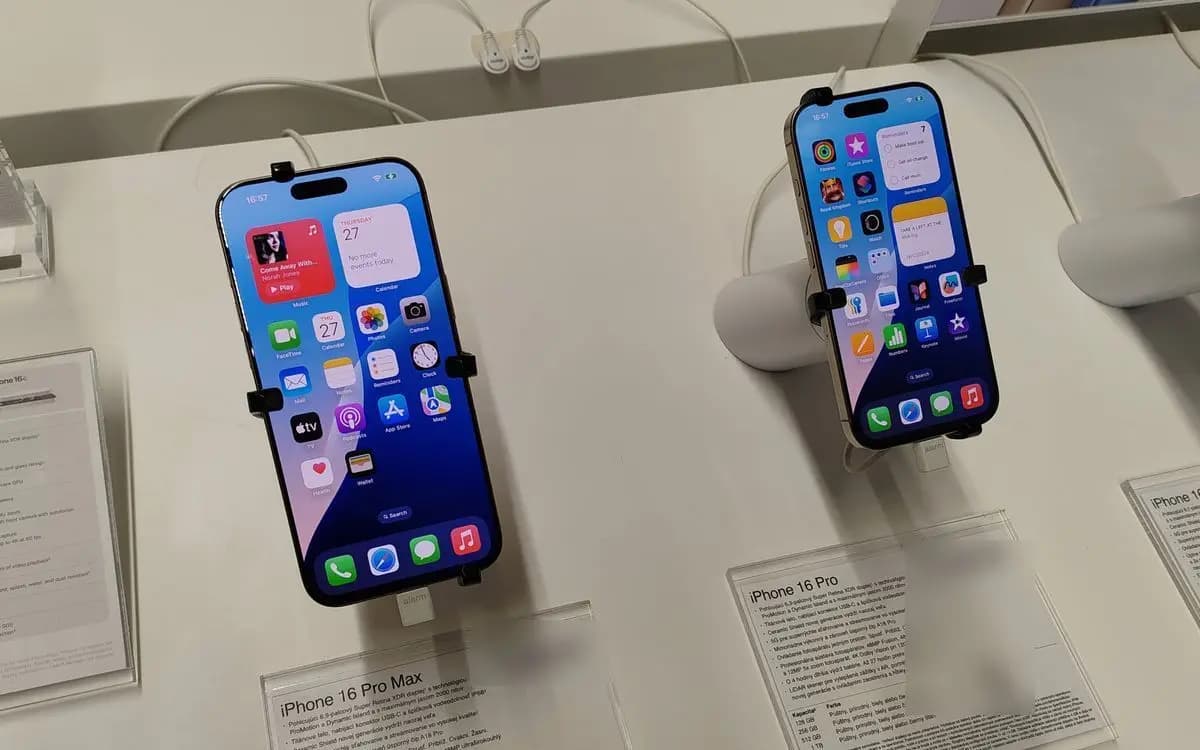 iPhone 16 Pro Max və iPhone 16 Pro mağaza vitrinində