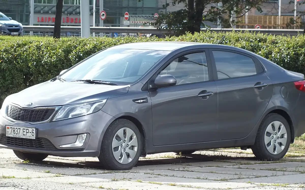Kia Rio sedan (3-cü nəsil), ön-yan görünüş