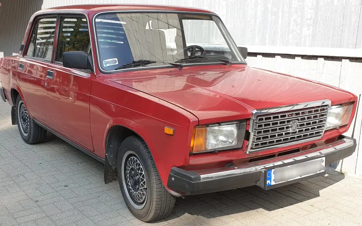 VAZ-2107 (LADA), ön-yan görünüş