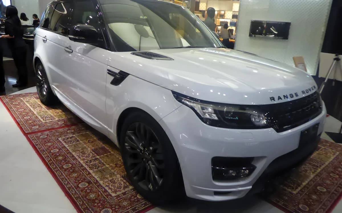 Range Rover Sport (L494), ön-yan görünüş