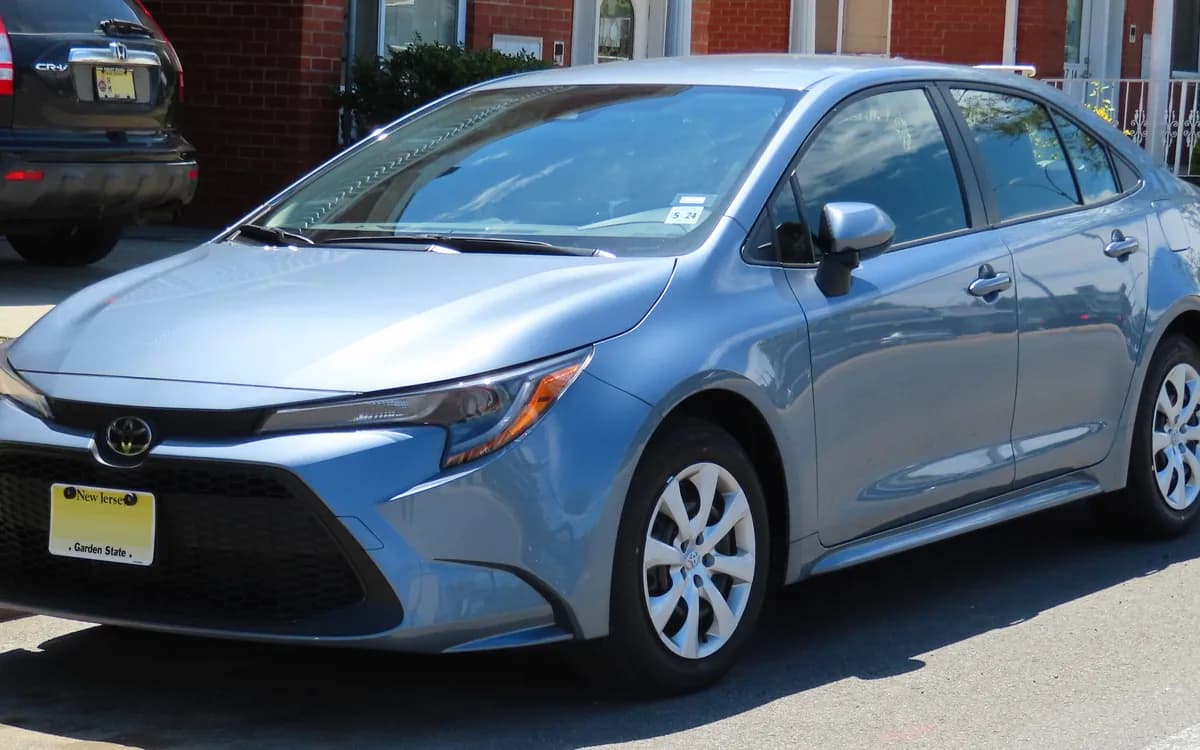 Toyota Corolla sedan (E210), ön-yan görünüş