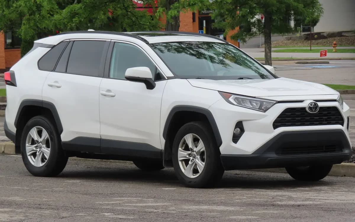 Toyota RAV4 (XA50), ön-yan görünüş